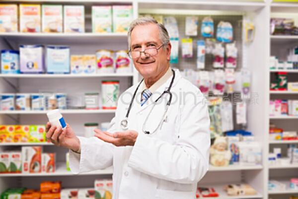 微笑的資深醫(yī)生 藥物科普與信任的傳遞